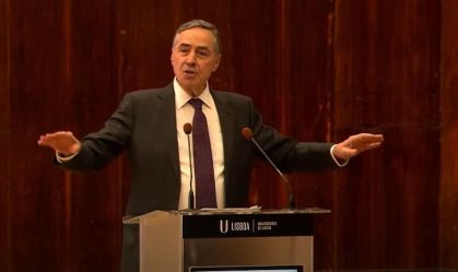 "O arranjo que há no Brasil leva ao STF todas as questões", diz Barroso