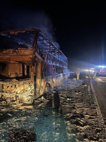 Ônibus de turismo pega fogo após colidir com carreta em MG • Reprodução