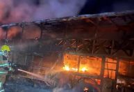 Ônibus de turismo pega fogo após colidir com carreta em MG