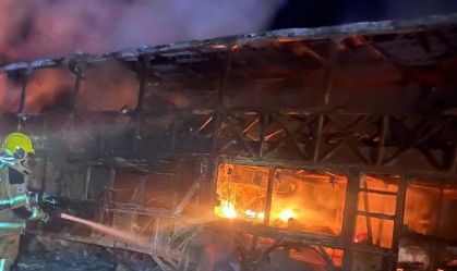 Ônibus de turismo pega fogo após colidir com carreta em MG