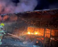 Ônibus de turismo pega fogo após colidir com carreta em MG