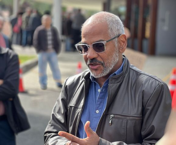Pai de Juliana Marins chega ao velório • Foto: Camille Couto/CNN