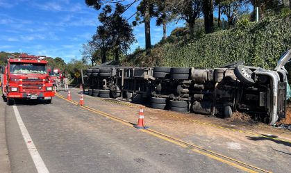 Pai e dois bebês morrem após caminhão tombar no RS