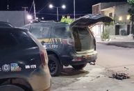 Vídeo: homem preso ateia fogo dentro de viatura da PRF