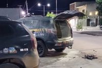 Vídeo: homem preso ateia fogo dentro de viatura da PRF