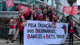 Manifestantes do MTST-RJ ocuparam o Shopping Leblon nesta quarta-feira (9)