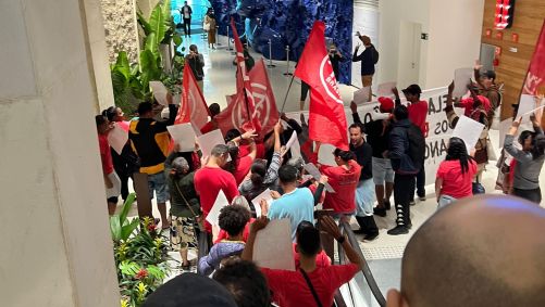 Manifestantes do MTST-RJ ocuparam o Shopping Leblon nesta quarta-feira (9)