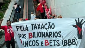 Manifestantes do MTST-RJ ocuparam o Shopping Leblon nesta quarta-feira (9)