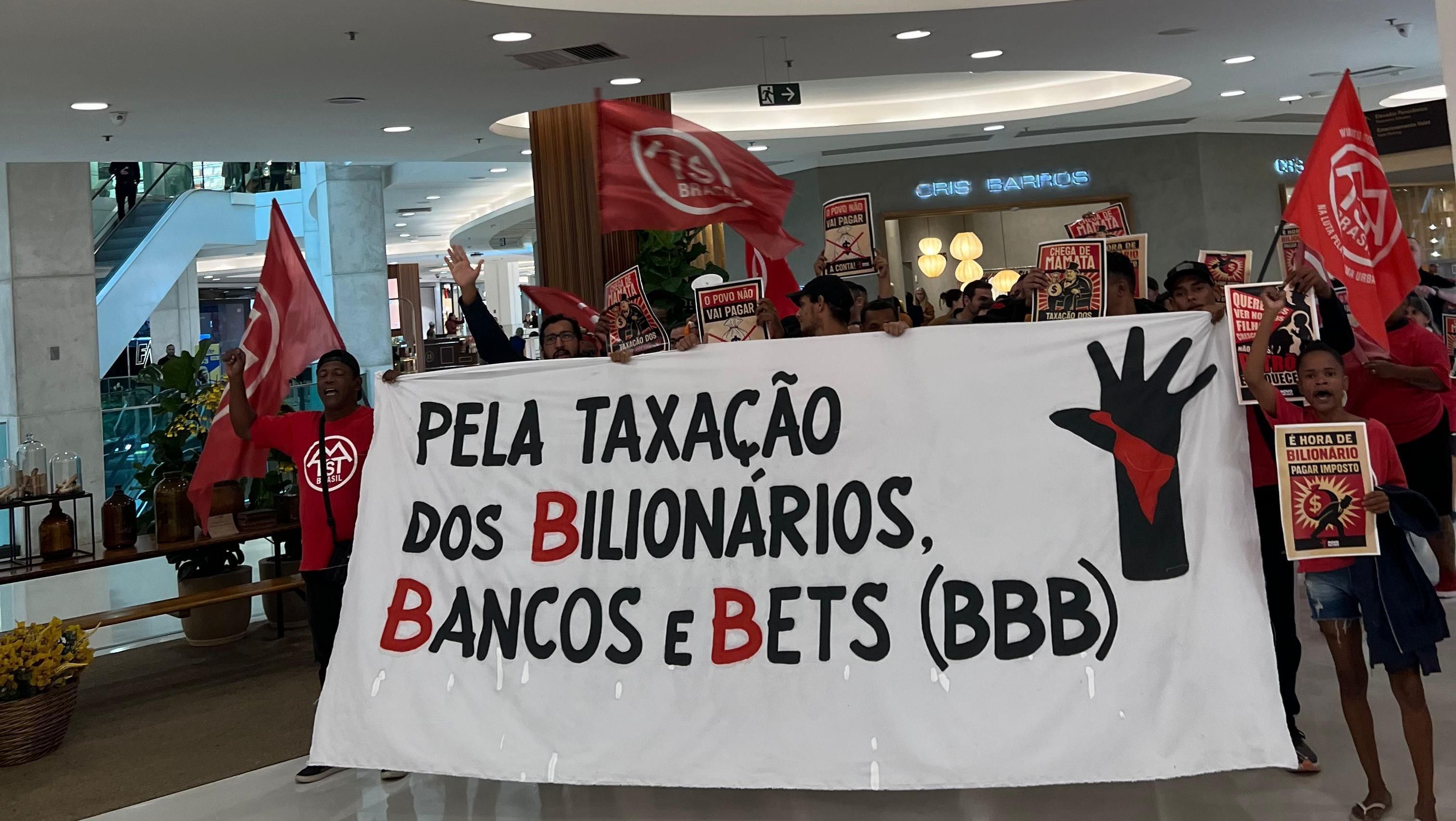 Manifestantes do MTST-RJ ocuparam o Shopping Leblon nesta quarta-feira (9)