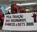 Ativistas de esquerda invadem shopping no Rio por taxação de super-ricos