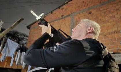 Polícia prende 12 pessoas em operação contra narcotráfico e venda de armas