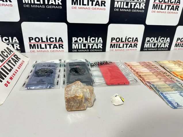 Além da prisão da idosa, policiais apreenderam uma pedra de crack, R$ 493 em dinheiro e três celulares • Divulgação/PMMG