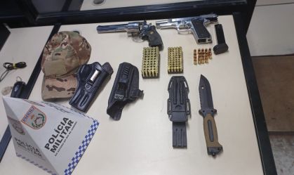 Homem é preso com armas, munições e faca em Ipanema