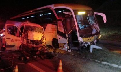 Colisão entre ônibus e van deixa dois mortos e três feridos em MG