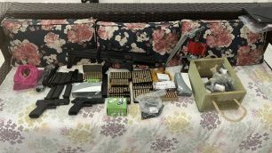 PF apreende R$ 74 mil, armas, veículos e joias em operação contra fraudes no INSS