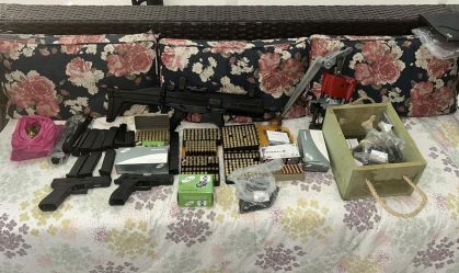 Fraudes do INSS: PF apreende R$ 74 mil, armas, veículos e joias em operação
