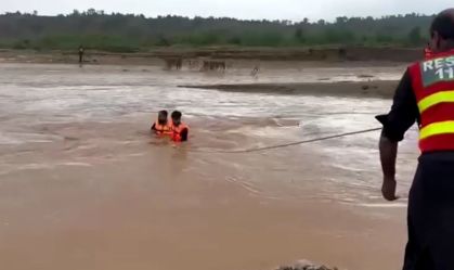 Índia ameaça liberar água de represa e 150 mil pessoas fogem no Paquistão