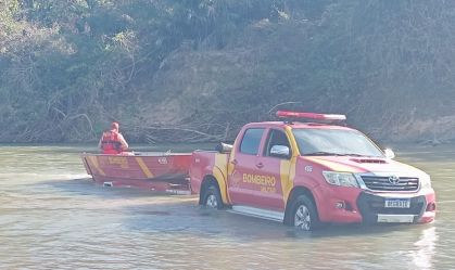 Bombeiros resgatam corpo com sinais de violência encontrado em rio
