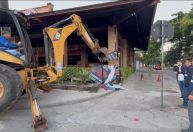 Prefeitura do Rio faz demolição de restaurante irregular na Barra da Tijuca