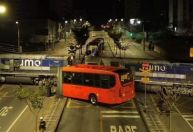 Ônibus biarticulado parte ao meio após colidir com trem em Curitiba