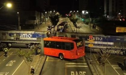 Ônibus biarticulado parte ao meio após colidir com trem em Curitiba