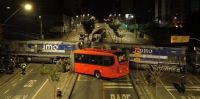 Ônibus biarticulado parte ao meio após colidir com trem em Curitiba