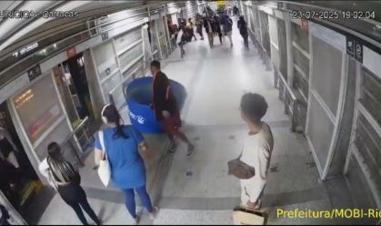 Vídeo: Homem tenta embarcar em BRT com caixa d’água no Rio de Janeiro