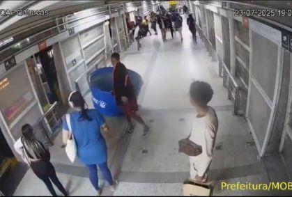 Vídeo: Homem tenta embarcar em BRT com caixa d’água no Rio de Janeiro