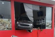 Carro invade padaria e deixa três feridos no interior do Rio Grande do Sul