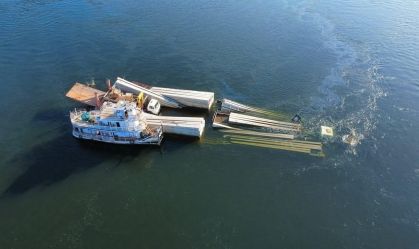 Vídeo: Balsa transportando caminhões e postes naufraga em rio no Pará