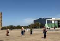 Praça dos Três Poderes é reaberta ao público