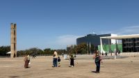 Praça dos Três Poderes é reaberta ao público