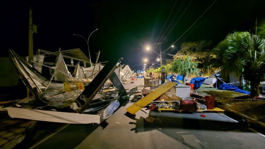 Tendas derrubadas em Iguape (SP) • Defesa Civil