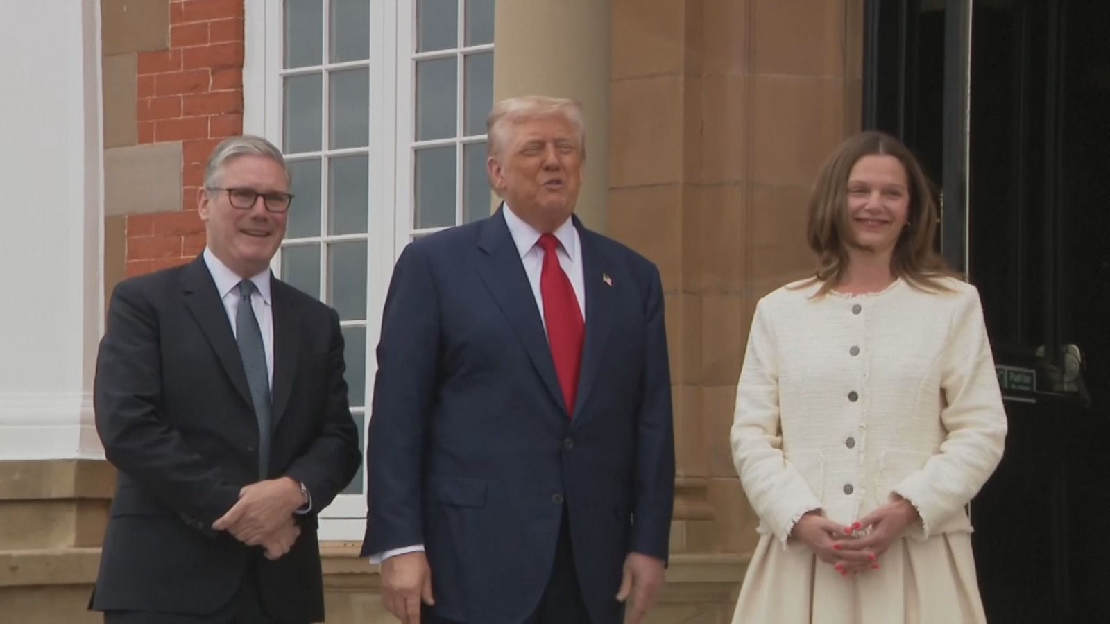 Trump faz declarações antes de reunião com Keir Starmer