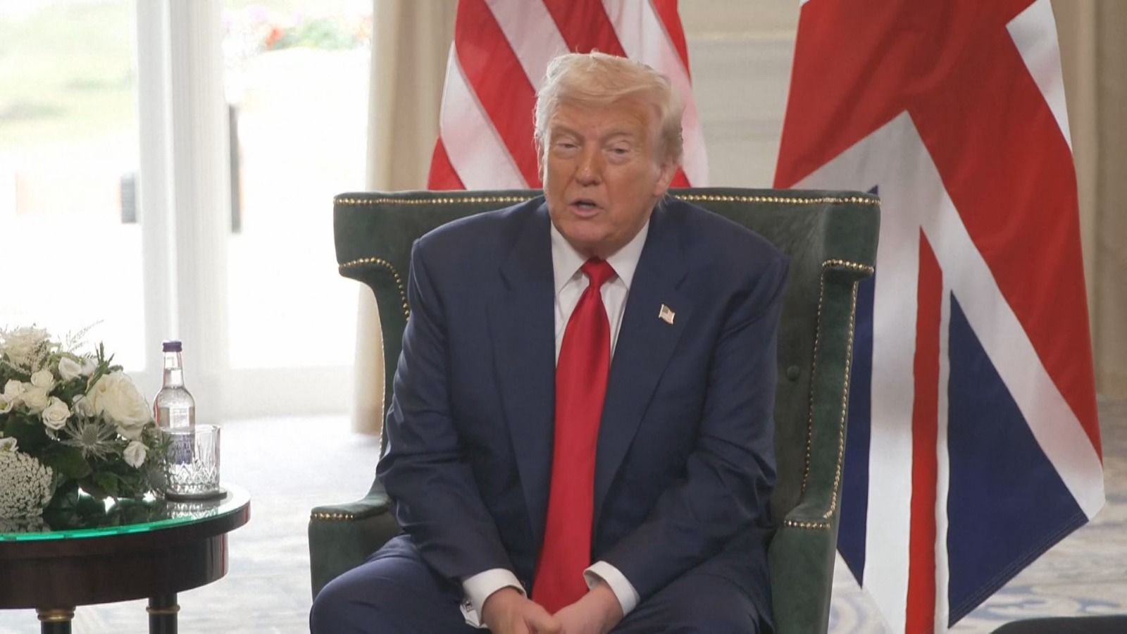 Trump fala sobre juros durante reunião com Keir Starmer