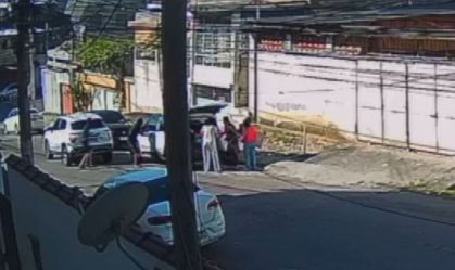 Vídeo: criminosos armados assaltam família na Baixada Fluminense