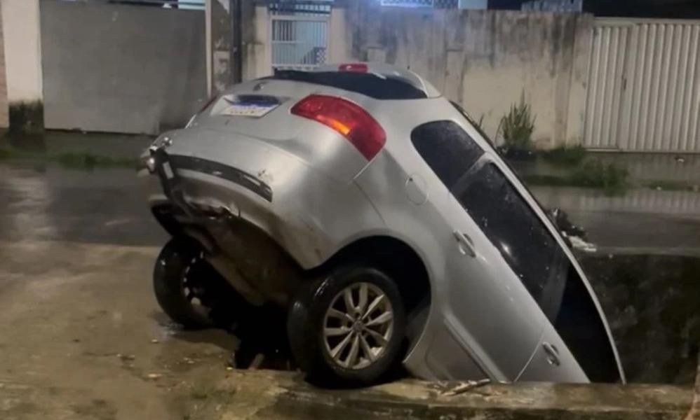 Carro caiu dentro de um canal no bairro do Córrego do Jenipapo, Zona Norte do Recife