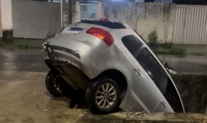 Carro cai em canal durante a madrugada no Recife