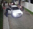 Novas imagens mostram Oruam atacando carro da polícia com seus comparsas