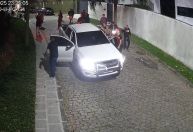 Novas imagens mostram Oruam atacando carro da polícia com seus comparsas