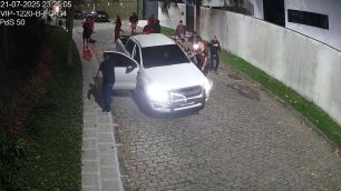 Novas imagens mostram rapper Oruam atacando carro da polícia com seus comparsas