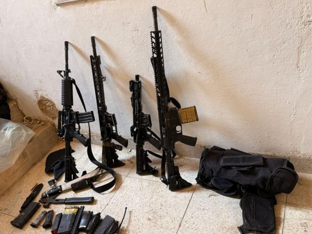 Quatro fuzis, diversos carregadores e munições além de rádios transmissores foram apreendidos. • Reprodução
