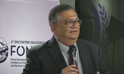 Dino sobre estátua do STF: "Só não saiu correndo, porque não pode"