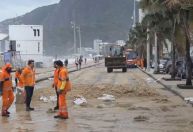 Ressaca com ondas de até 3,7m interdita vias e avança sobre a orla do Rio
