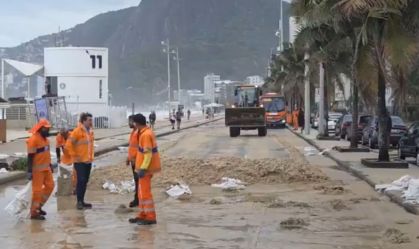 Ressaca com ondas de até 3,7m interdita vias e avança sobre a orla do Rio
