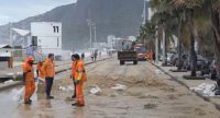 Ressaca com ondas de até 3,7m interdita vias e avança sobre a orla do Rio