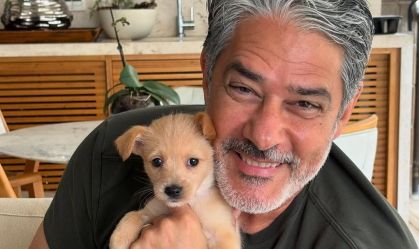 William Bonner publica foto ao lado de novo pet: "Visita do Bruce William"