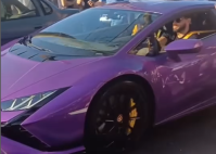 Corinthians: Yuri Alberto é flagrado com carro de luxo e para o trânsito