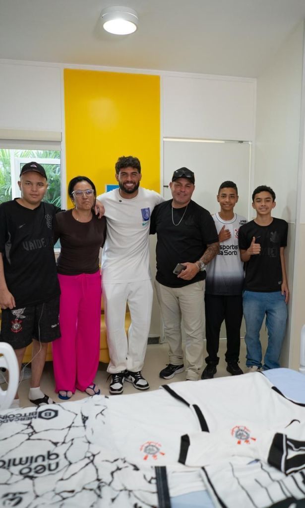 Yuri Alberto visita instituição de apoio a crianças com câncer em São José dos Campos, interior de São Paulo