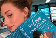 Livro "Hipótese do Amor" vai ganhar filme com atriz de "Riverdale"
